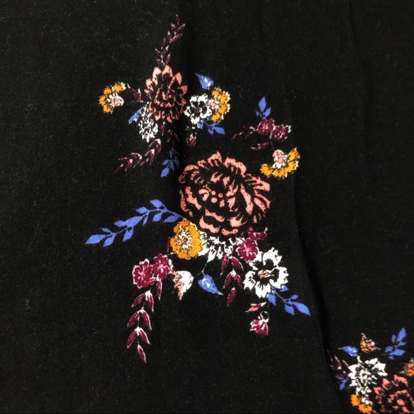 Black Floral Front Tie Shirt Sz L - Picture 5 of 7